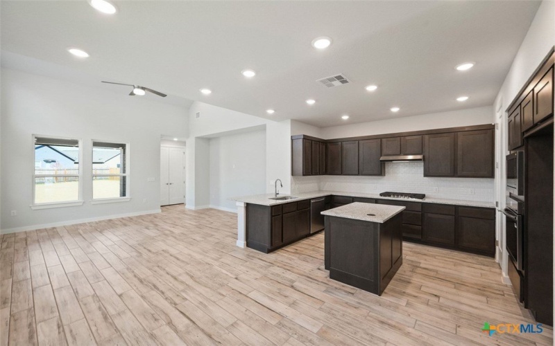 10054 Mitra Way, San Antonio, TX 78224, 3 Habitaciones Habitaciones , ,2 BañosBaños,Residential,En Venta,10054 Mitra Way,0,595867