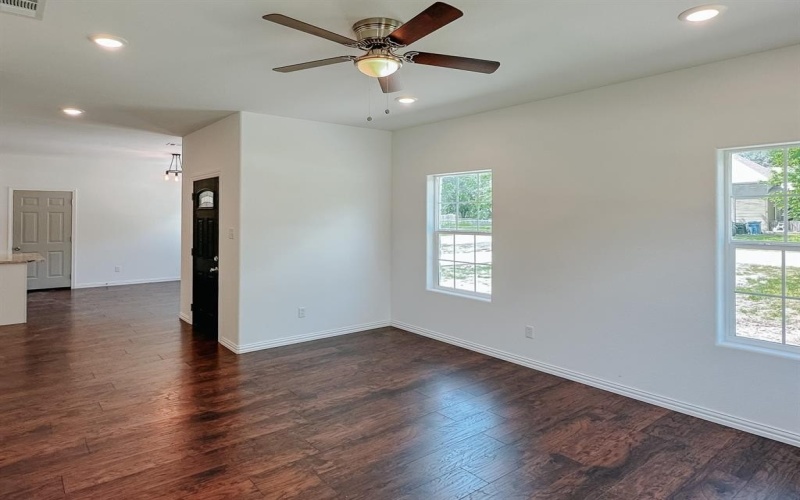 301 SW 6th Street, Kerens, TX 75144, 3 Habitaciones Habitaciones , ,2 BañosBaños,Residential,En Venta,301 SW 6th Street,0,21092997
