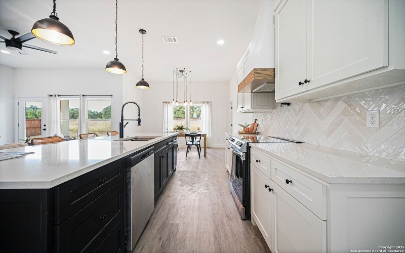 100 S Micah Andrews, Blanco, TX 78606, 4 Habitaciones Habitaciones , ,3 BañosBaños,Residential,En Venta,100 S Micah Andrews,0,1918089