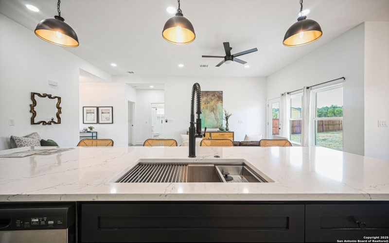 100 S Micah Andrews, Blanco, TX 78606, 4 Habitaciones Habitaciones , ,3 BañosBaños,Residential,En Venta,100 S Micah Andrews,0,1918089