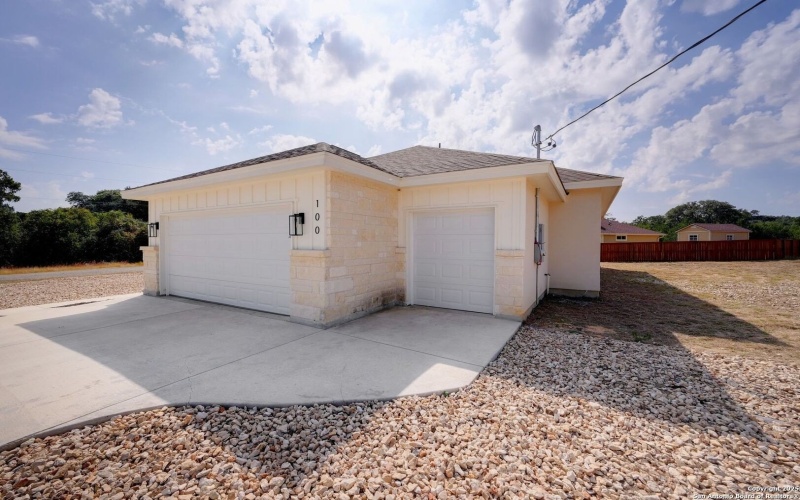 100 S Micah Andrews, Blanco, TX 78606, 4 Habitaciones Habitaciones , ,3 BañosBaños,Residential,En Venta,100 S Micah Andrews,0,1918089