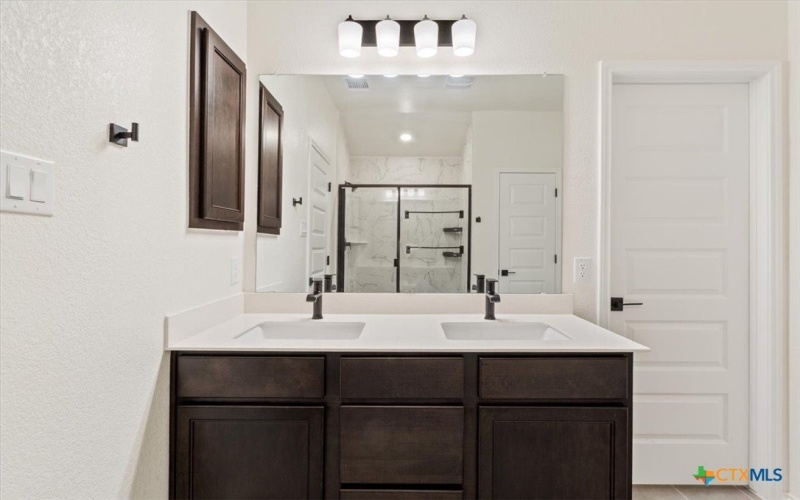 1351 Long Creek Lane, Belton, TX 76513, 4 Habitaciones Habitaciones , ,2 BañosBaños,Residential,En Venta,1351 Long Creek Lane,0,596338