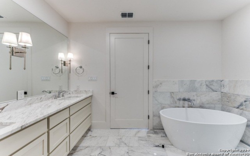 103 E WILDWOOD #B, San Antonio, TX 78212-1727, 3 Habitaciones Habitaciones , ,3 BañosBaños,Residential,En Venta,103 E WILDWOOD,0,1918743