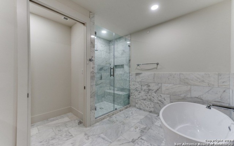 103 E WILDWOOD #B, San Antonio, TX 78212-1727, 3 Habitaciones Habitaciones , ,3 BañosBaños,Residential,En Venta,103 E WILDWOOD,0,1918743