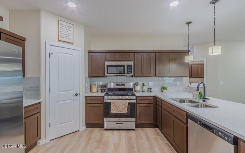 360 HECTOR PORRAS Drive, El Paso, TX 79928, 4 Habitaciones Habitaciones , ,2 BañosBaños,Residential,En Venta,360 HECTOR PORRAS Drive,0,932869