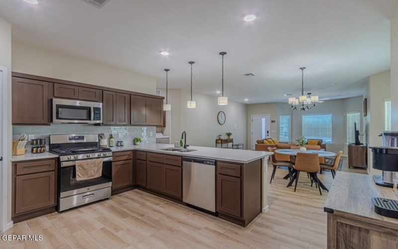 360 HECTOR PORRAS Drive, El Paso, TX 79928, 4 Habitaciones Habitaciones , ,2 BañosBaños,Residential,En Venta,360 HECTOR PORRAS Drive,0,932869