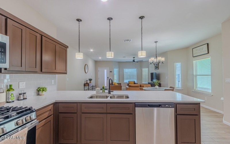 360 HECTOR PORRAS Drive, El Paso, TX 79928, 4 Habitaciones Habitaciones , ,2 BañosBaños,Residential,En Venta,360 HECTOR PORRAS Drive,0,932869