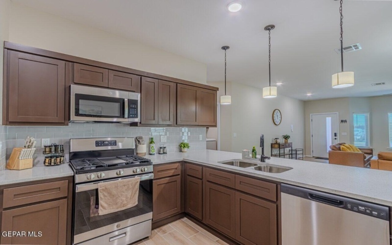 360 HECTOR PORRAS Drive, El Paso, TX 79928, 4 Habitaciones Habitaciones , ,2 BañosBaños,Residential,En Venta,360 HECTOR PORRAS Drive,0,932869