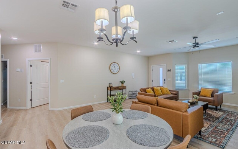 360 HECTOR PORRAS Drive, El Paso, TX 79928, 4 Habitaciones Habitaciones , ,2 BañosBaños,Residential,En Venta,360 HECTOR PORRAS Drive,0,932869