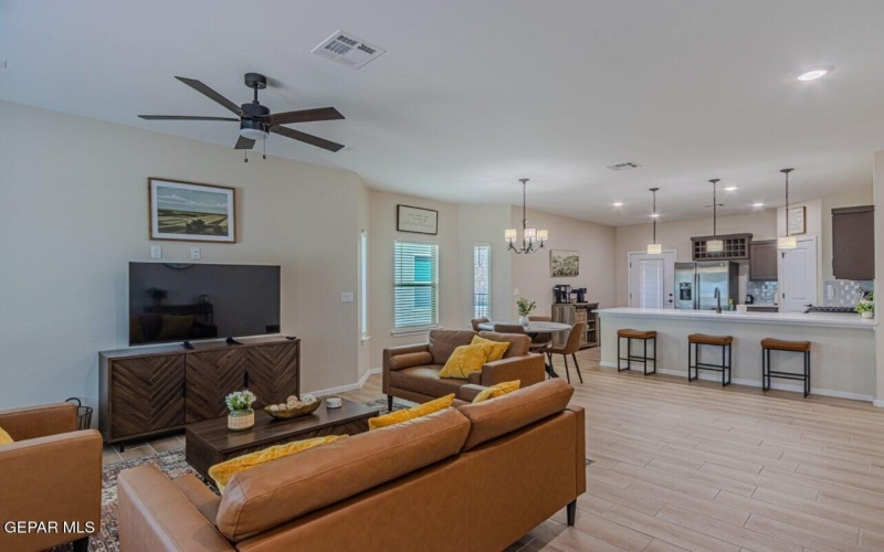 360 HECTOR PORRAS Drive, El Paso, TX 79928, 4 Habitaciones Habitaciones , ,2 BañosBaños,Residential,En Venta,360 HECTOR PORRAS Drive,0,932869