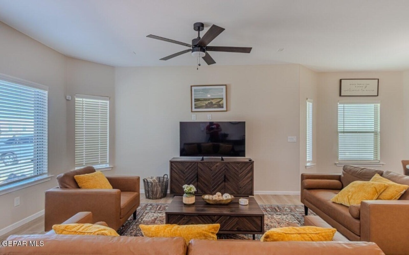 360 HECTOR PORRAS Drive, El Paso, TX 79928, 4 Habitaciones Habitaciones , ,2 BañosBaños,Residential,En Venta,360 HECTOR PORRAS Drive,0,932869