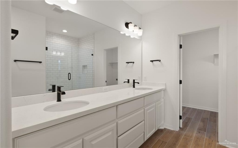 13825 Belle Court, McAllen, TX 78504, 4 Habitaciones Habitaciones , ,3 BañosBaños,Residential,En Venta,13825 Belle Court,0,485699