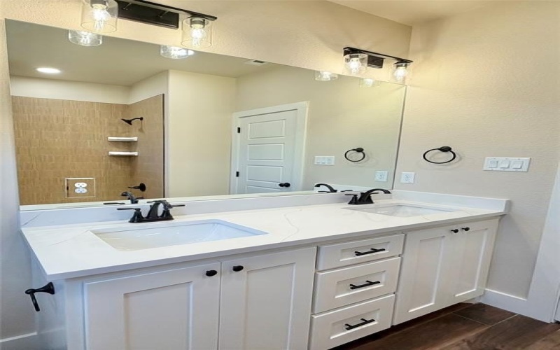 2000 Collin Street, Weatherford, TX 76085, 3 Bedrooms Bedrooms, ,2 BathroomsBathrooms,Residential,For Sale,2000 Collin Street,0,21100743