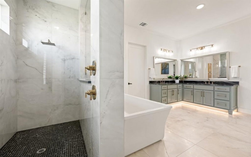 7061 The Resort Drive, Fort Worth, TX 76179, 5 Bedrooms Bedrooms, ,5 BathroomsBathrooms,Residential,For Sale,7061 The Resort Drive,0,21101793