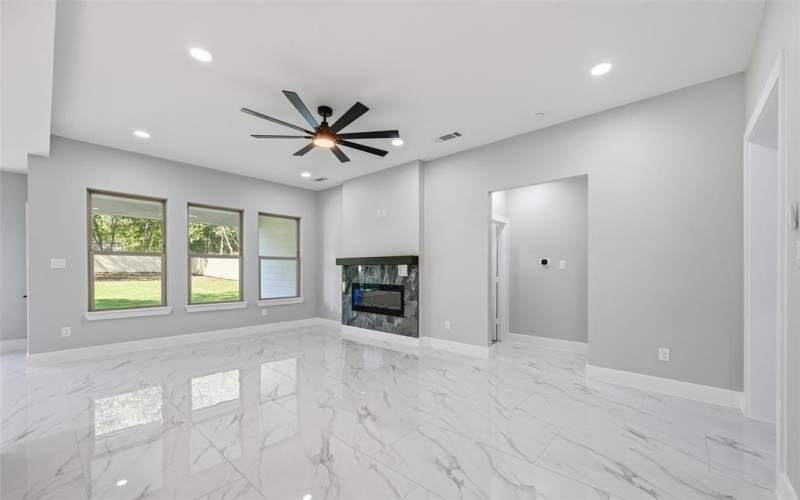 805 NE 31, Grand Prairie, TX 75050, 4 Habitaciones Habitaciones , ,2 BañosBaños,Residential,En Venta,805 NE 31,0,21097388