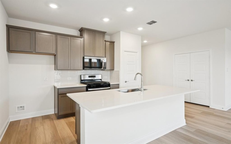 2724 Goldfinch Drive, Denton, TX 76205, 4 Habitaciones Habitaciones , ,2 BañosBaños,Residential,En Venta,2724 Goldfinch Drive,0,21102679