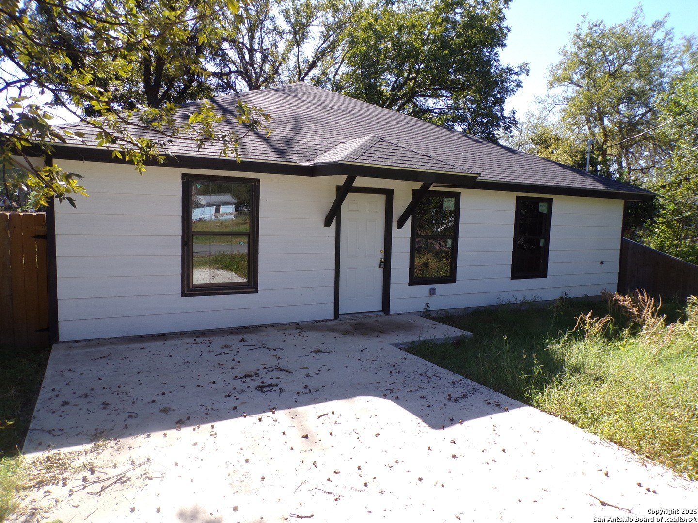 705 W Cargile, Uvalde, TX 78801, 3 Bedrooms Bedrooms, ,2 BathroomsBathrooms,Residential,For Sale,705 W Cargile,0,1920754