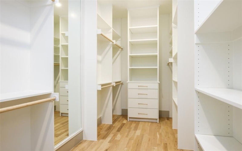 6984 Santa Barbara Drive, Dallas, TX 75214, 5 Bedrooms Bedrooms, ,5 BathroomsBathrooms,Residential,For Sale,6984 Santa Barbara Drive,0,21043156