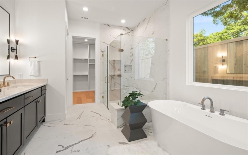 554 Kirkwood Drive, Dallas, TX 75218, 5 Bedrooms Bedrooms, ,5 BathroomsBathrooms,Residential,For Sale,554 Kirkwood Drive,0,21066638