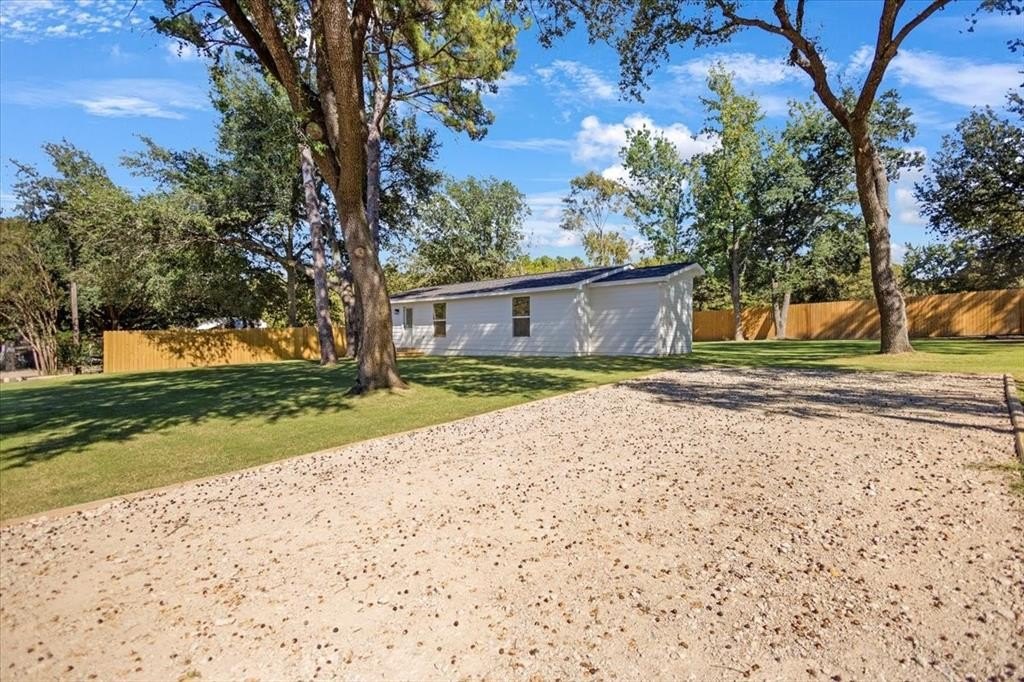 15610 Simmons Lane, Lindale, TX 75771, 2 Bedrooms Bedrooms, ,1 BathroomBathrooms,Residential,For Sale,15610 Simmons Lane,0,21105067