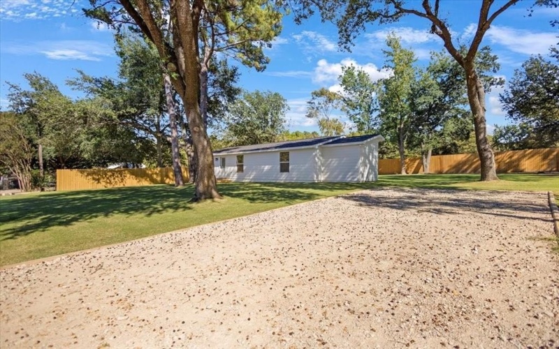 15610 Simmons Lane, Lindale, TX 75771, 2 Bedrooms Bedrooms, ,1 BathroomBathrooms,Residential,For Sale,15610 Simmons Lane,0,21105067