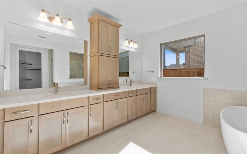 2400 Randas Way, Rockwall, TX 75087, 5 Habitaciones Habitaciones , ,5 BañosBaños,Residential,En Venta,2400 Randas Way,0,21106197