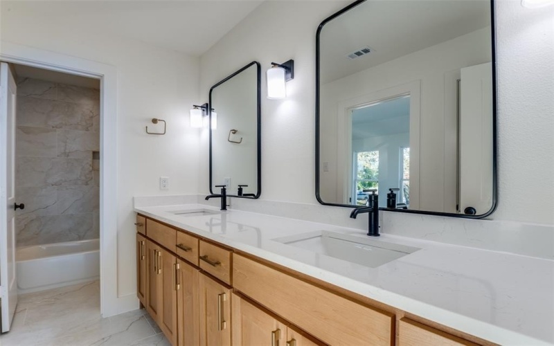 901 Sam Houston Street, Rockwall, TX 75087, 4 Habitaciones Habitaciones , ,3 BañosBaños,Residential,En Venta,901 Sam Houston Street,0,21105978