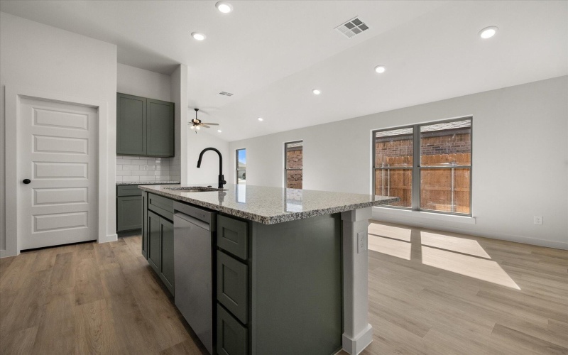 2015 Cottonwood Avenue, Wolfforth, TX 79382, 4 Habitaciones Habitaciones , ,2 BañosBaños,Residential,En Venta,2015 Cottonwood Avenue,0,202562787