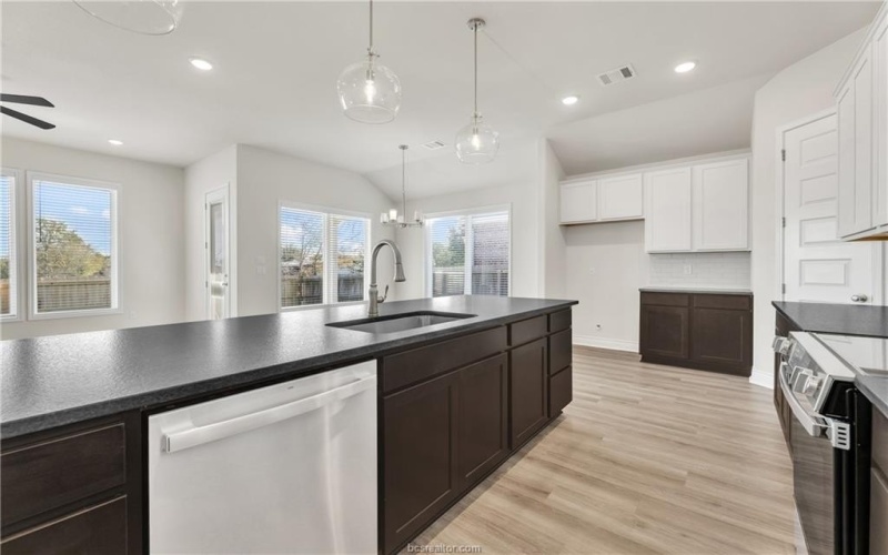 4084 Crestmont Drive, College Station, TX 77845, 3 Habitaciones Habitaciones , ,3 BañosBaños,Residential,En Venta,4084 Crestmont Drive,0,25011179