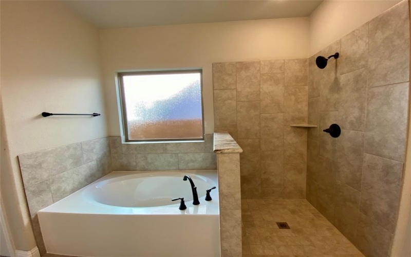 350 Devonshire Drive, Greenville, TX 75401, 4 Habitaciones Habitaciones , ,3 BañosBaños,Residential,En Venta,350 Devonshire Drive,0,21065971