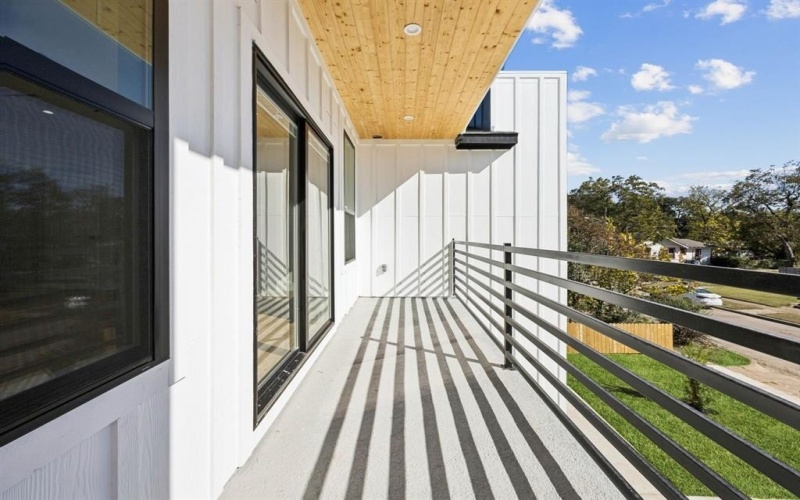 1035 Strickland Street, Dallas, TX 75211, 4 Bedrooms Bedrooms, ,5 BathroomsBathrooms,Residential,For Sale,1035 Strickland Street,0,21106626