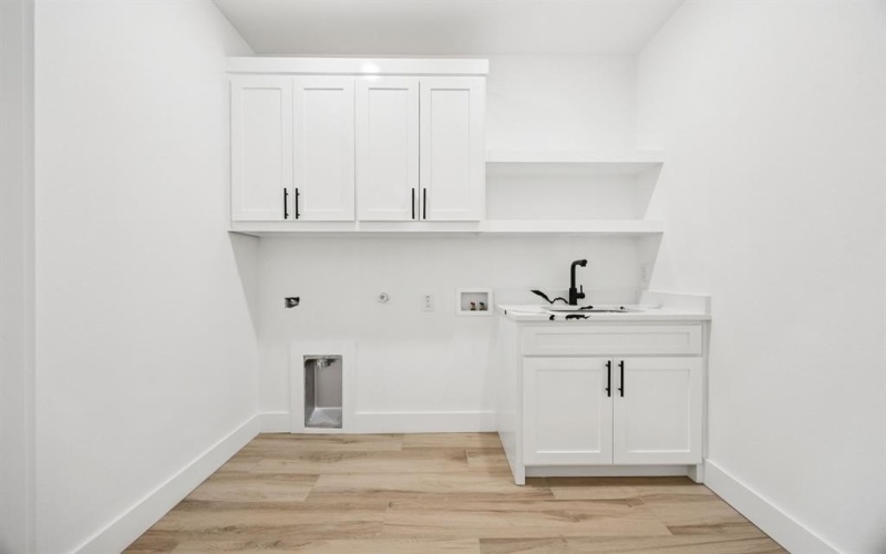 1035 Strickland Street, Dallas, TX 75211, 4 Bedrooms Bedrooms, ,5 BathroomsBathrooms,Residential,For Sale,1035 Strickland Street,0,21106626