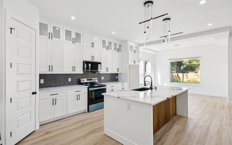 1035 Strickland Street, Dallas, TX 75211, 4 Bedrooms Bedrooms, ,5 BathroomsBathrooms,Residential,For Sale,1035 Strickland Street,0,21106626