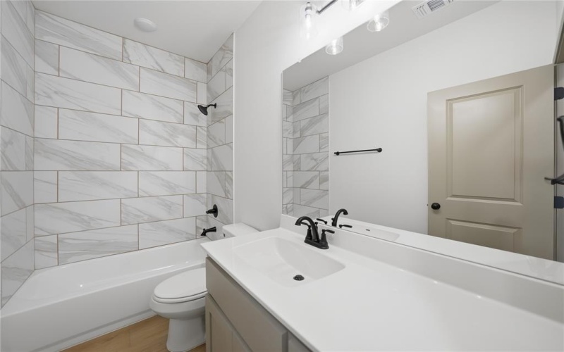 103 & 105 S Barron, Covington, TX 76636, 6 Habitaciones Habitaciones , ,5 BañosBaños,Residential Multi Family,En Venta,103 & 105 S Barron,0,21102913