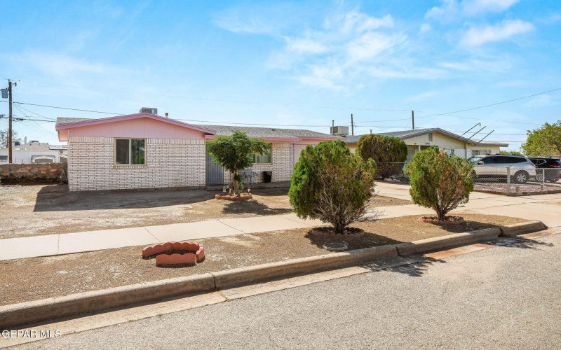 8041 Broadway Drive, El Paso, TX 79915, 3 Bedrooms Bedrooms, ,1 BathroomBathrooms,Residential,For Sale,8041 Broadway Drive,0,931391
