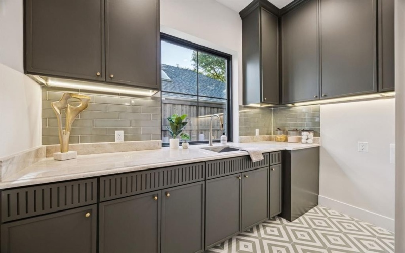 6619 Robin Willow Court, Dallas, TX 75248, 5 Bedrooms Bedrooms, ,6 BathroomsBathrooms,Residential,For Sale,6619 Robin Willow Court,0,21097007