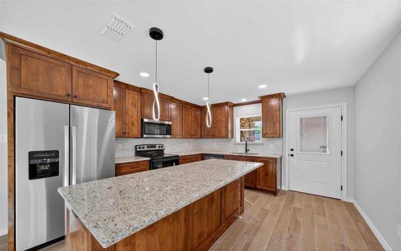 926 S Academy Avenue, Tyler, TX 75701, 3 Habitaciones Habitaciones , ,2 BañosBaños,Residential,En Venta,926 S Academy Avenue,0,21109233