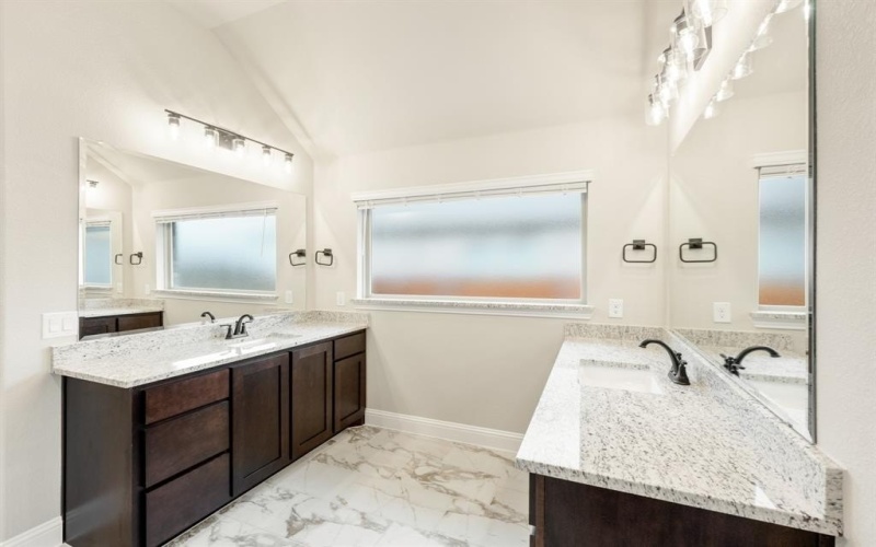 4021 Eagles Bluff Road, Midlothian, TX 76065, 5 Bedrooms Bedrooms, ,5 BathroomsBathrooms,Residential,For Sale,4021 Eagles Bluff Road,0,21112418