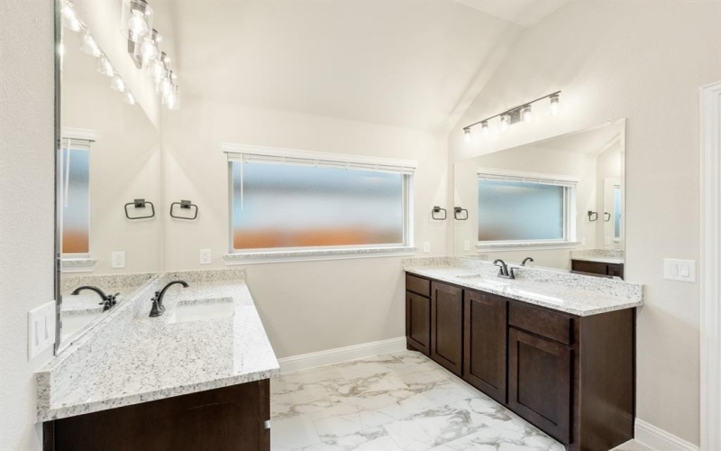 4021 Eagles Bluff Road, Midlothian, TX 76065, 5 Bedrooms Bedrooms, ,5 BathroomsBathrooms,Residential,For Sale,4021 Eagles Bluff Road,0,21112418