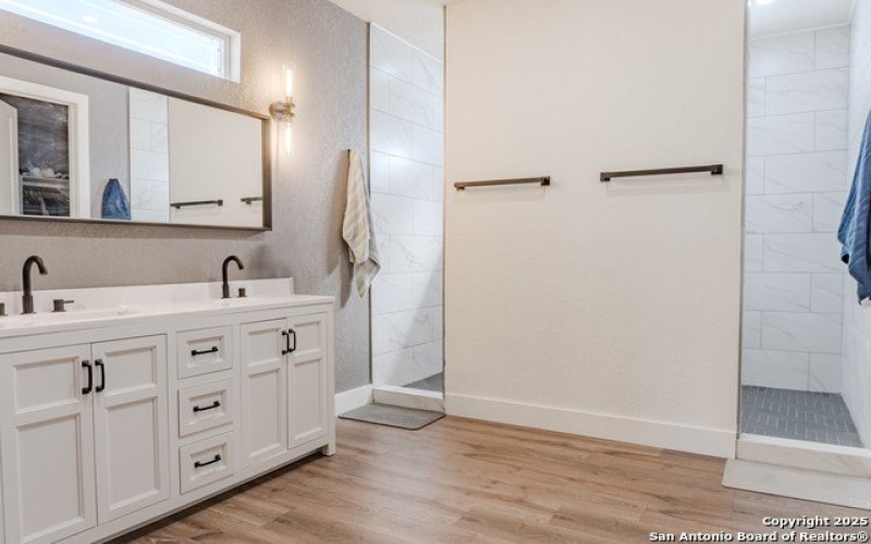 732 lake valley, La Vernia, TX 78121, 4 Habitaciones Habitaciones , ,2 BañosBaños,Residential,En Venta,732 lake valley,0,1923090