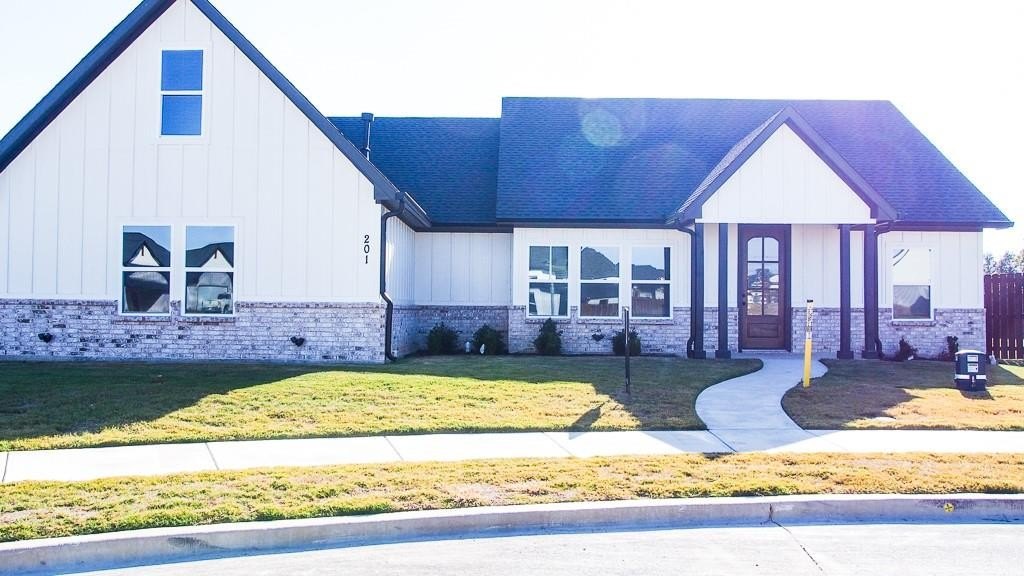 201 Bluff Court, Godley, TX 76044, 3 Bedrooms Bedrooms, ,3 BathroomsBathrooms,Residential,For Sale,201 Bluff Court,0,21113225