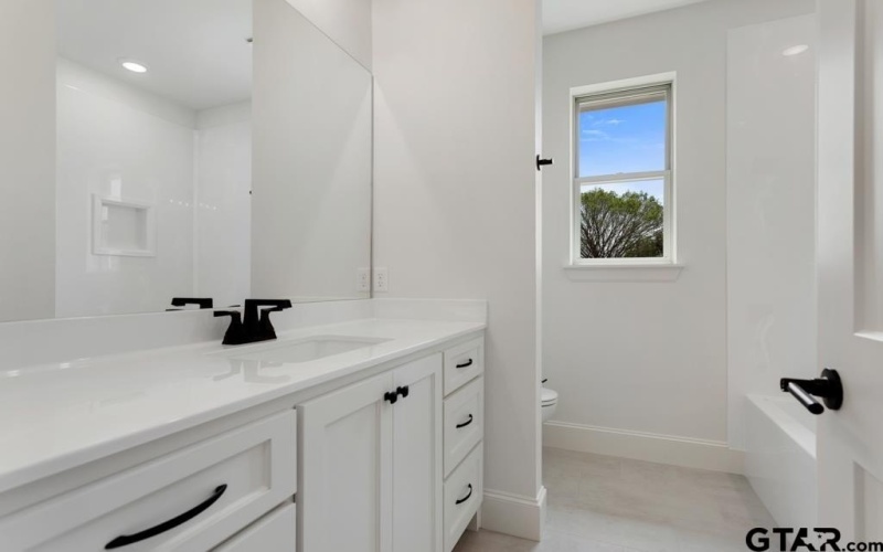 5324 Hollytree Dr, Tyler, TX 75703, 3 Bedrooms Bedrooms, ,2 BathroomsBathrooms,Residential,For Sale,5324 Hollytree Dr,25004860