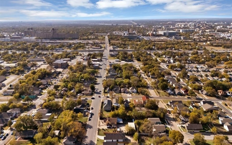 1023 E Allen Avenue, Fort Worth, TX 76104, 4 Habitaciones Habitaciones , ,2 BañosBaños,Residential,En Venta,1023 E Allen Avenue,0,21113015