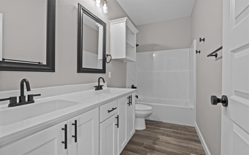 16410 Crossing Circle, Lindale, TX 75771, 4 Bedrooms Bedrooms, ,2 BathroomsBathrooms,Residential,For Sale,16410 Crossing Circle,0,21115358