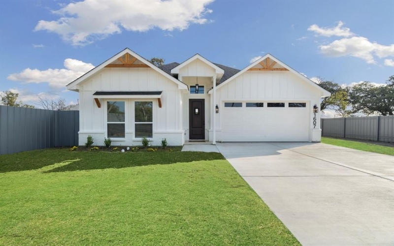 1607 Amanda Avenue, Fort Worth, TX 76105, 3 Bedrooms Bedrooms, ,2 BathroomsBathrooms,Residential,For Sale,1607 Amanda Avenue,0,21117642