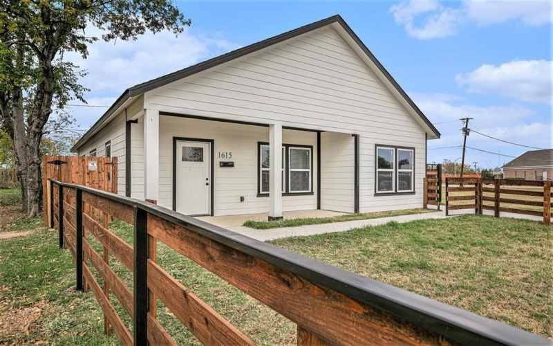 1615 E Hattie Street, Fort Worth, TX 76104, 3 Bedrooms Bedrooms, ,2 BathroomsBathrooms,Residential,For Sale,1615 E Hattie Street,0,21115462