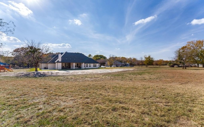 129 Lariat Court, Azle, TX 76020, 5 Bedrooms Bedrooms, ,3 BathroomsBathrooms,Residential,For Sale,129 Lariat Court,0,21117974