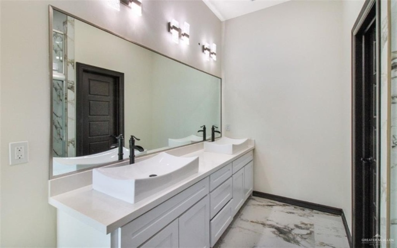 203 N 31st Street, Hidalgo, TX 78557, 4 Bedrooms Bedrooms, ,3 BathroomsBathrooms,Residential,For Sale,203 N 31st Street,0,487581