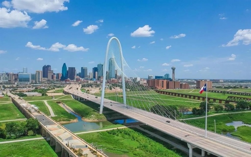 381 E Greenbriar #1402, Dallas, TX 75203, 3 Habitaciones Habitaciones , ,5 BañosBaños,Residential,En Venta,381 E Greenbriar,0,21112642