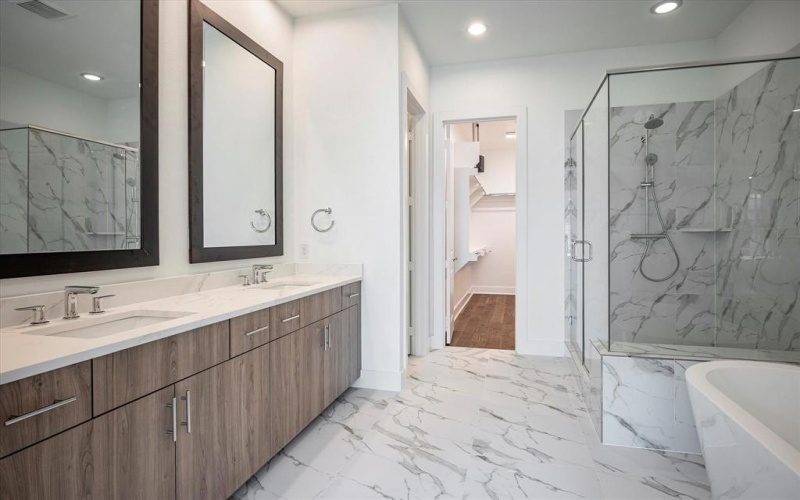 381 E Greenbriar #1402, Dallas, TX 75203, 3 Habitaciones Habitaciones , ,5 BañosBaños,Residential,En Venta,381 E Greenbriar,0,21112642